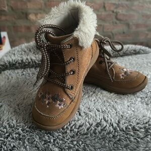 Kids Osh Kosh B’gosh waterproof boot. Floral detail design for fall and winter !